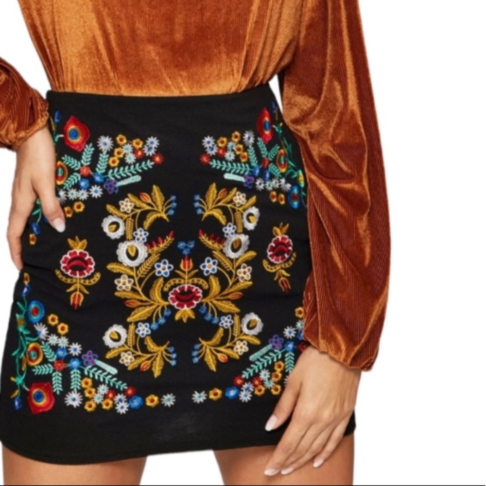 Black Shein mini Pencil Skirt. Multicolor embroidered flowers